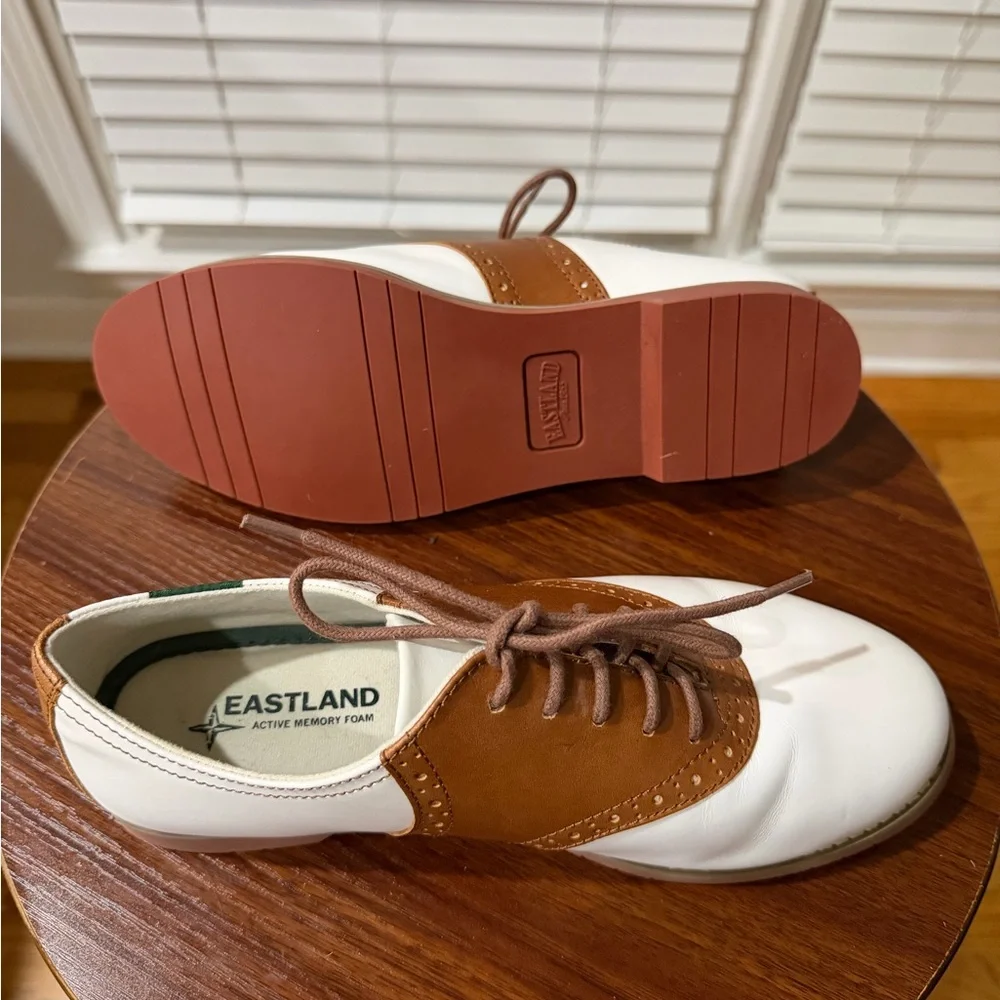 Eastland Women’s White and Brown Women's Flats! Size 8! Best Offer Accepted! 🤍🤎 - Picture 6 of 13